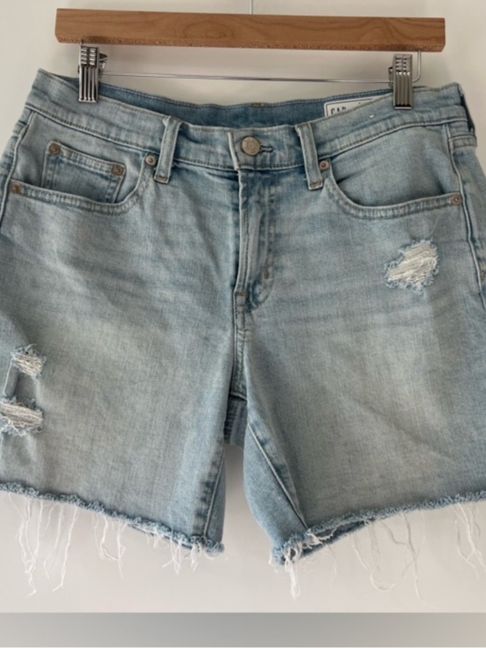GAP Mid Rise Girlfriend Denim Shorts Light Wash Distressed Cutoff Raw Hem Sz 27